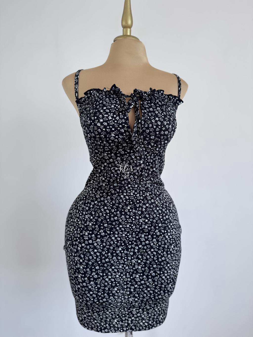 Vestido Flores Corto Negro c/Blanco