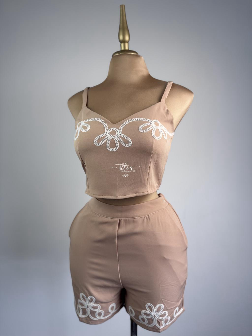 Conjunto Shorts Bordado Beige