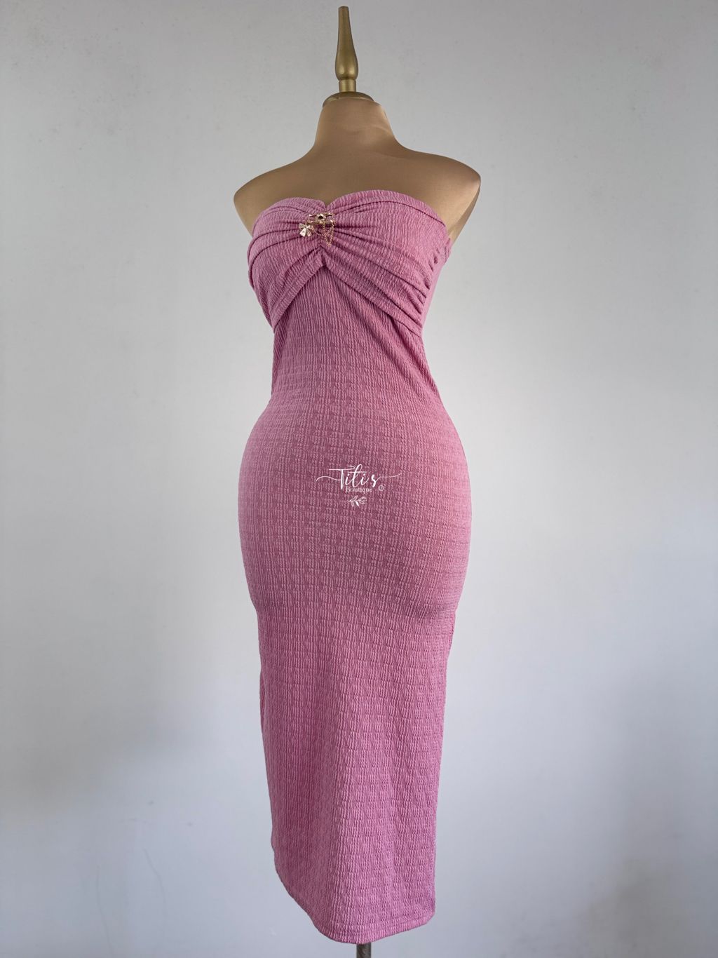 Vestido Strapless Texturizado Con Dije Rosa